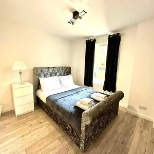 3 Bedroom Riverview Flat Canary Wharf Free Parking London